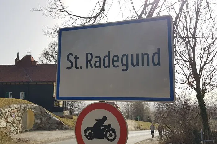 Der Ortschef von St. Radegund will parallel aber den öffentlichen Verkehr forcieren: Zum einen plant Hannes Kogler, bereits vorhandene Busverbindungen besser zu bewerben. Zum anderen hofft er, mit St. Radegund in die günstige Tarifzone 2 zu rutschen.