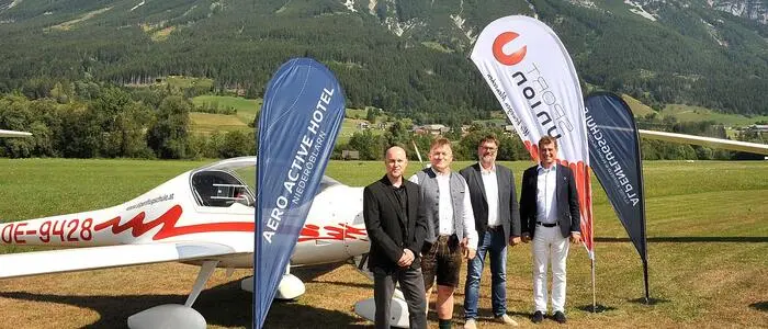 Gruppenbild mit Grimming und Flugzeug: Inhaber Stefan Seebacher, Geschäftsführer Dietmar Salmhofer, der Öblarner Bürgermeister Franz Zach, Wilfried Drexler, Finanzreferent der Sportunion und Leiter der internen Taskforce für Niederöblarn (v. li.)
