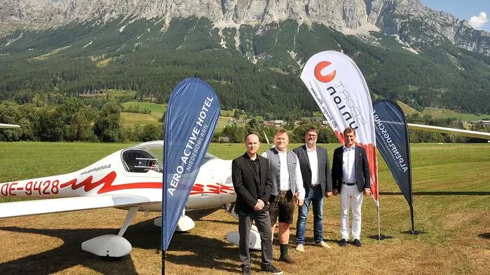 Gruppenbild mit Grimming und Flugzeug: Inhaber Stefan Seebacher, Geschäftsführer Dietmar Salmhofer, der Öblarner Bürgermeister Franz Zach, Wilfried Drexler, Finanzreferent der Sportunion und Leiter der internen Taskforce für Niederöblarn (v. li.)