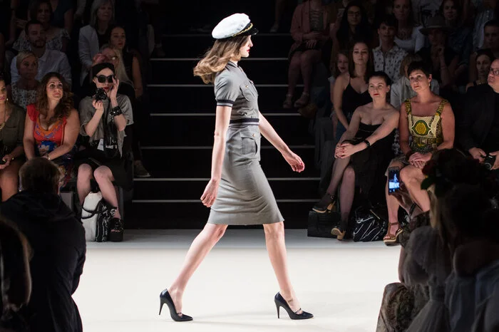 Die Models, mit S.O.S-signalroten Lippen und leicht gewelltem Haar, flanierten am Donnerstagnachmittag zu Möwengeschrei über einen sandfarbenen Teppich, wie auf einer Strandpromenade.