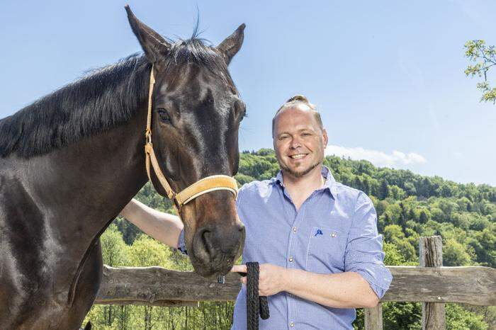 Reitstallbesitzer Lang möchte mit seiner Zukünftigen die Leidenschaft zu Pferden teilen