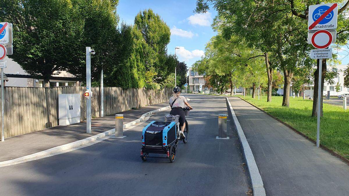 Poller verhindern in der Fahrradstraße, dass Pkw durchfahren