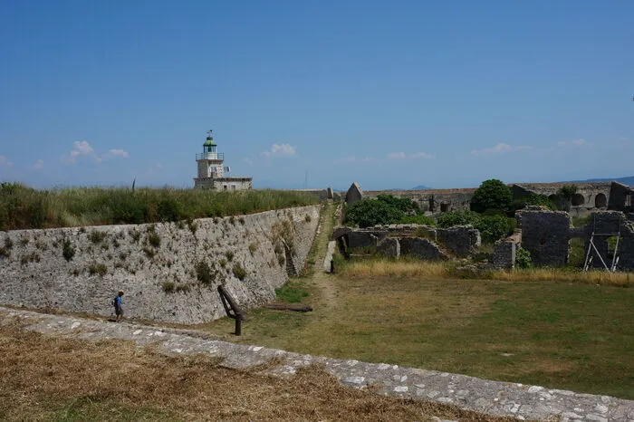 Tipp 2: Die Insel Lefkada und das griechische Festland ist durch eine Brücke verbunden. Bevor man diese passieren kann, fährt man an der riesigen Festung Agia Maura vorbei. Die Festung wurde um 1300 gebaut und sollte als Schutz der Stadt dienen. Die Festung selbst ist noch gut erhalten und bietet zudem einen schönen Blick auf Lefkas. Unbedingt Sonnenschutz mitnehmen!