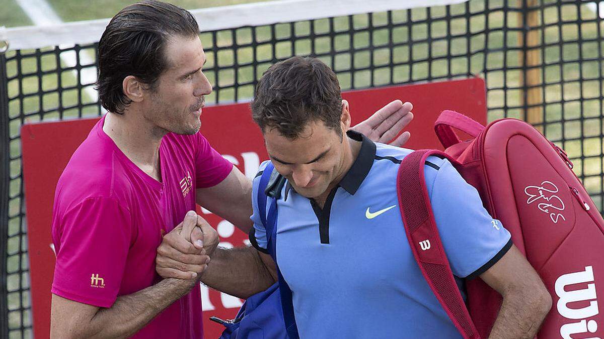 Roger Federer (rechts) schied gegen Tommy Haas aus