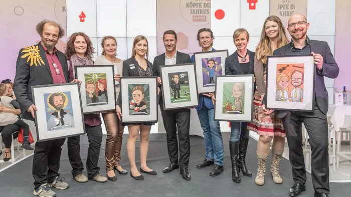 Das (fast) komplette Siegerbild: Christian Holter (Wirtschaft), Beatrix Altendorfer und Andrea Breithuber (Soziales Gewissen), Sonja Stacher (Sport), Franco Foda (Ehrenpreis), Wolfgang Nusshold (Gastgeber), Angelika Ertl-Marko, Lucia Froihofer und Michael Hell (Kultur). Nicht am Bild: Anna Heimrath (Nowcomer), die gerade auf Konzert-Tour in Deutschland.