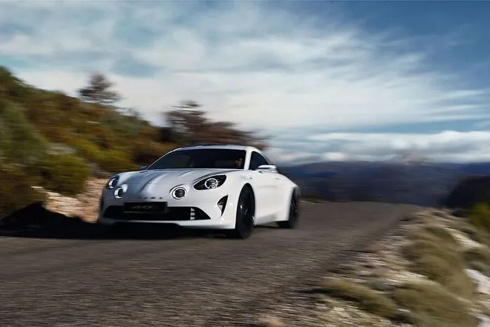 An subtilen Design-Anleihen der Alpine A110 und anderer symbolträchtiger Modelle aus der Vergangenheit mangelt es nicht. Zu 80 Prozent soll das jetzt gezeigte Showcar Alpine Vision der Serienversion entsprechen, die Ende 2016 präsentiert wird.