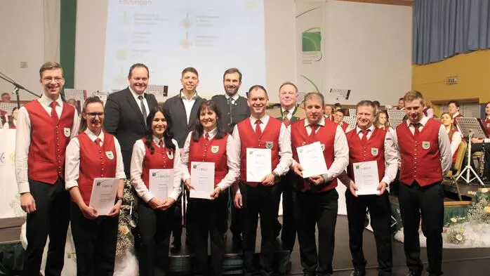 Obmann Mathias Klöckl lud gemeinsam mit den Musikerinnen und Musikern des Musikvereins Ligist-Krottendorf zu den traditionellen Neujahrskonzerten in die Mehrzweckhalle der Marktgemeinde Ligist ein.