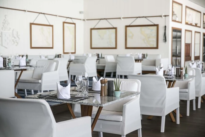 Das Restaurant Seespitz liegt direkt am Ufer des Wörthersees.