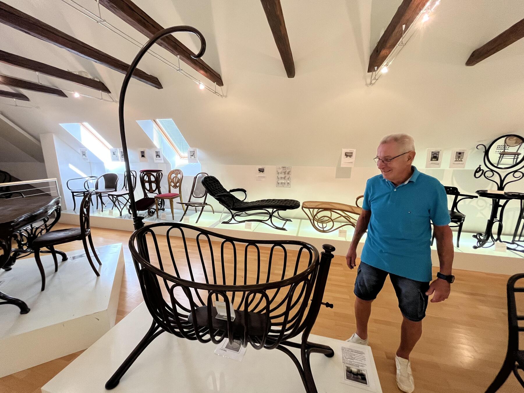 Thonet: Wie in Friedberg die Wiener Kaffeehausmöbel gefertigt wurden