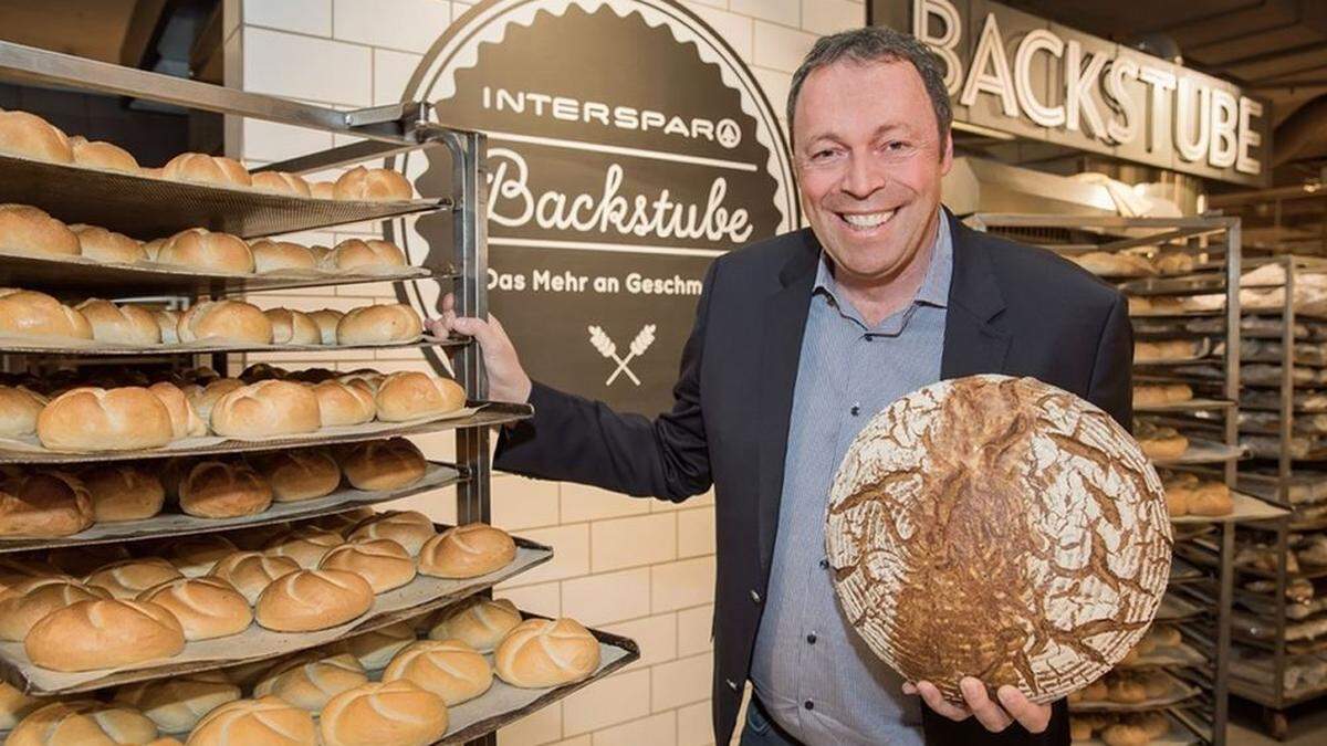 Der Leiter der Interspar-Bäckerei Dieter-Erich Schranz freut sich über die Medaillen