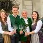 Weinkönigin Magdalena Niederl und Organisator Martin Palz mit dem ehemaligen Weinbaudirektor Werner Luttenberger und Weinhoheit Antonia Hiebaum (v.l.)