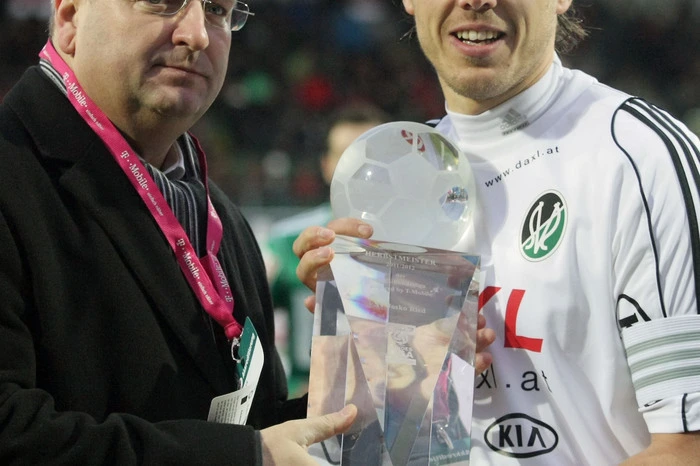Als Bundesligapräsident vergab er so manche Auszeichnung, wie hier jene zum Herbstmeistertitel 2011 an Ried-Torhüter Gebauer.