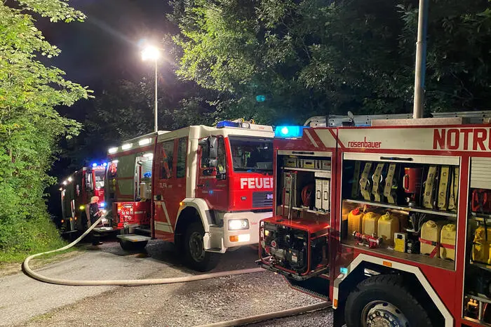 Drei Atemschutztrupps konnten nach rund einer Stunde das Feuer unter Kontrolle bringen und es wurde "Brand aus" gegeben.