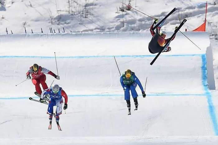Cross-Kurs: Fahrbar, aber absolut am Limit gebaut, lautete der Tenor der Snowboarder und Ski-Freestyler zum Cross-Kurs in Bokwang. Noch während der Spiele wurden laufend Anpassungen vorgenommen. Die Sprünge gingen aber nach wie vor weit, größtes Problem waren auch die engen aufeinanderfolgenden Elemente. Die Liste der Verletzten nach Stürzen war lang, u.a. brach sich der Vorarlberger Markus Schairer im Snowboard-Bewerb den fünften Halswirbel. Bei den Skifahrern erwischte es den Kanadier Christopher Delbosco mit Beckenbruch, vier Rippenbrüchen und einer Lungenquetschung heftig. Der Franzose Terence Tchiknavorian brach sich das Schienbein, der Tiroler Christoph Wahrstötter wurde mit Gehirnerschütterung geborgen.
