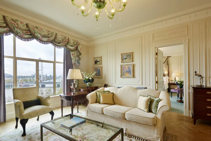 The Savoy, London. Drei Jahre in Folge kam er deshalb im Herbst nach London, wo er die Lage des Savoys nutzte, um in jedem wachen Moment und auf 100 Leinwänden verteilt die Themse zu verschiedenen Wetterbedingungen und Tageszeiten festzuhalten. Auch Berühmtheiten wie Oskar Kokoschka, österreichischer Maler, Andy Warhol und Schriftsteller, wie Oscar Wilde und Mark Twain, übernachteten in dem Hotel. Übrigens genauso wie Marlene Dietrich und Sophia Loren die sich in der “American Bar” oder in den stilvollen Art-déco-Zimmern aufhielten.Travelcircus
