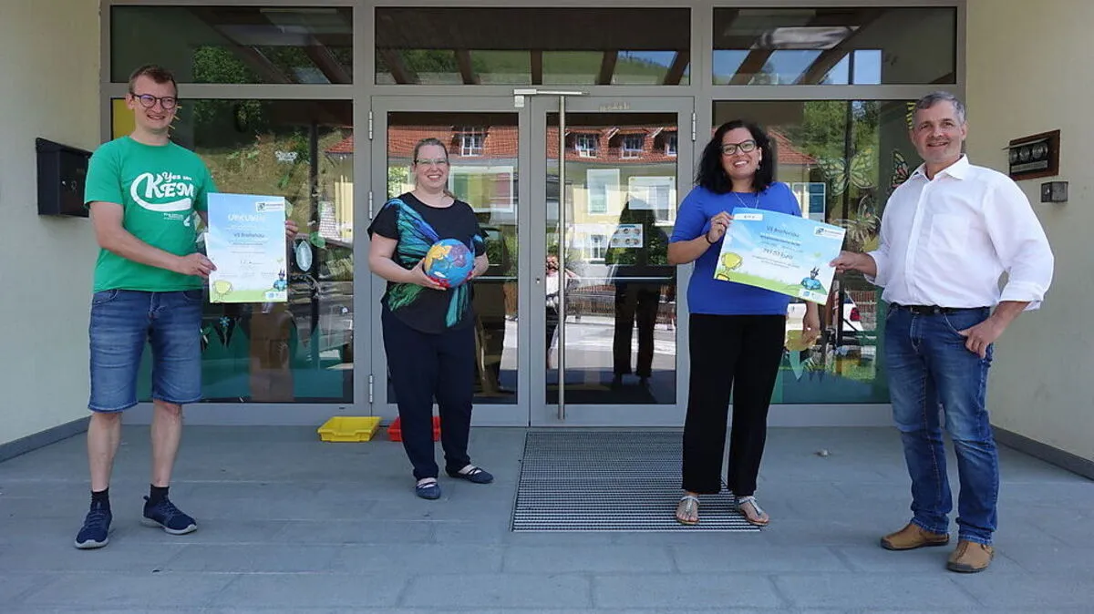 Klimabündnis Steiermark: Martin Auer, VS-Dir. Elisabeth Strukely, Eva Spannring und Bgm. Alexander Lehofer