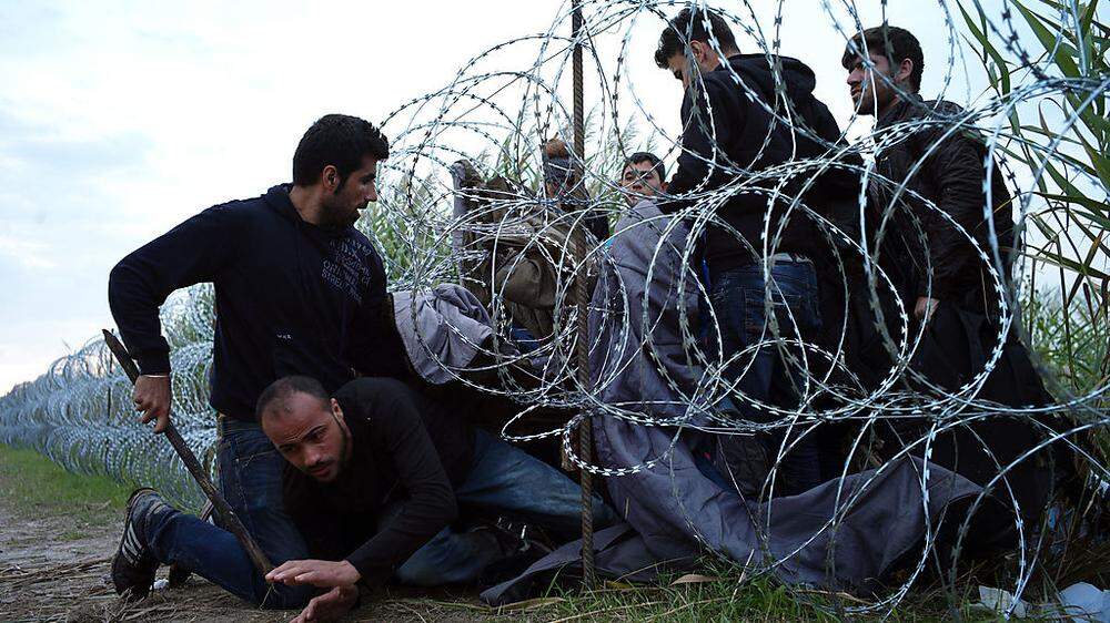 Tausende passieren die ungarisch-serbische Grenze jede Woche