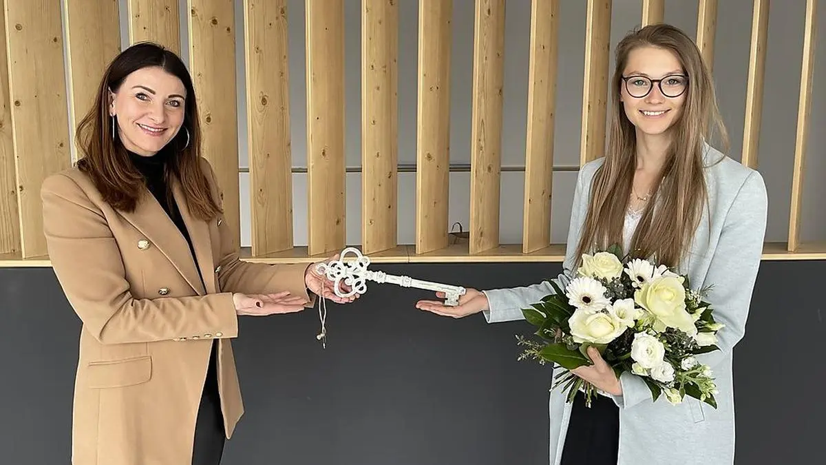 Brigitte Truppe (links) übergibt an Melanie Köck