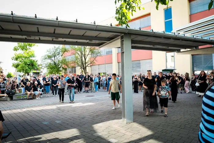 ... unter dem Titel fand vor dem Schulzentrum in Kalsdorf ein Gedenken statt