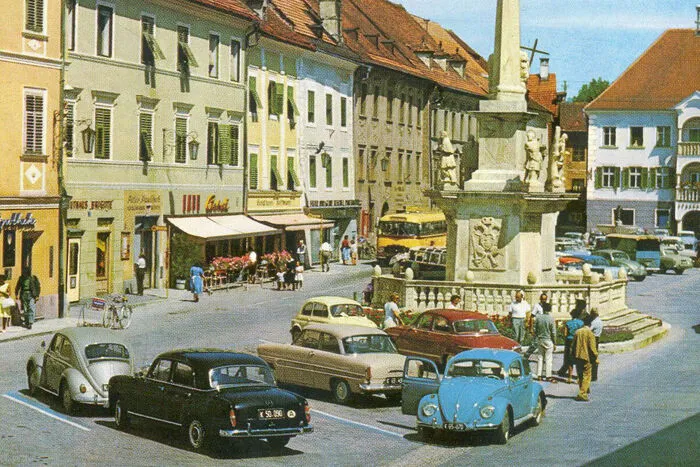 Wenn die Menschen an den Hauptplatz von anno dazumal denken, dann können sich die meisten erinnern, dass man früher noch mit dem Auto in die und durch die Innenstadt fahren konnte.