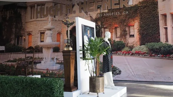 Ein gutes Jahr nach dem Tod von Hugh Hefner sollen zahlreiche Andenken aus dem Nachlass des "Playboy"-Gründers versteigert werden. Dies gab das Auktionshaus Julien's Auctions in Los Angeles am Freitag bekannt. Bei der geplanten Auktion am 30. November und 1. Dezember in Beverly Hills soll unter anderem Hefners persönliche Sammlung von "Playboy"-Heften mit einem Schätzwert von 20.000 bis 40.000 Dollar versteigert werden.