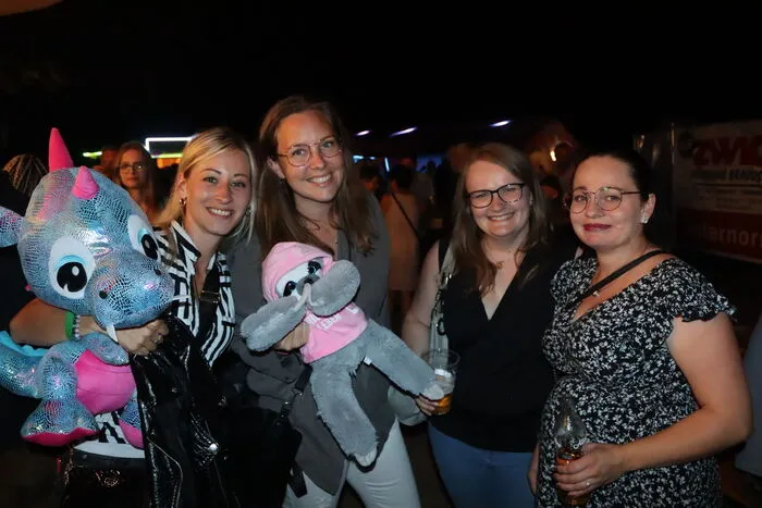 Klicken Sie sich durch die Fotos der Gäste und ihren besonderen Eroberungen.