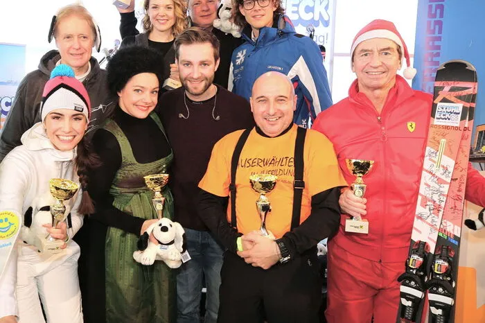 Im Foto: In der hinteren Reihe TV-Star Albert Fortell,  Damen-Siegerin Sigrid Spörk nebst Herren-Sieger Ewald Pfleger, Gastgeber Fabrice Girardoni. In der vorderen Reihe Miss Vienna 2016 Kimberly Budinsky, "Kernölamazone" Gudrun Nikodem-Eichenhardt, Sänger Josh., Kabarettist Christoph Fälbl und "Mister Ferrari" Heribert Kasper.