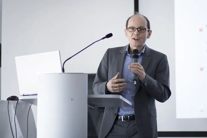 Manuelle Arbeit wird durch die Digitalisierung weiter abnehmen, sagt Thomas Leoni. Zudem sieht der WIFO-Experte angesichts der neuen technischen Möglichkeiten eine Sättigung beim Absatz. Deshalb solle der enorme Zuwachs an Produktivität durch eine Verkürzung der Arbeitszeit ausgeglichen werden.