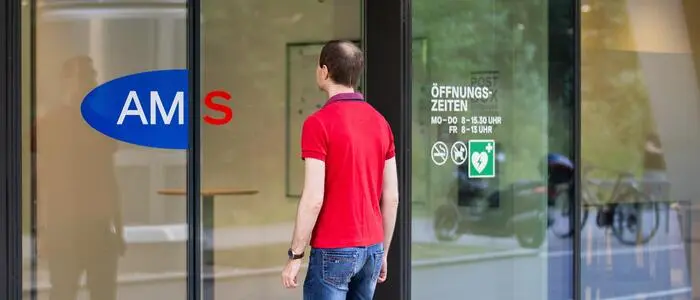 Eingang zu einer AMS-Filiale | Im August mussten noch mehr den Gang zum Arbeitsmarktservice antreten