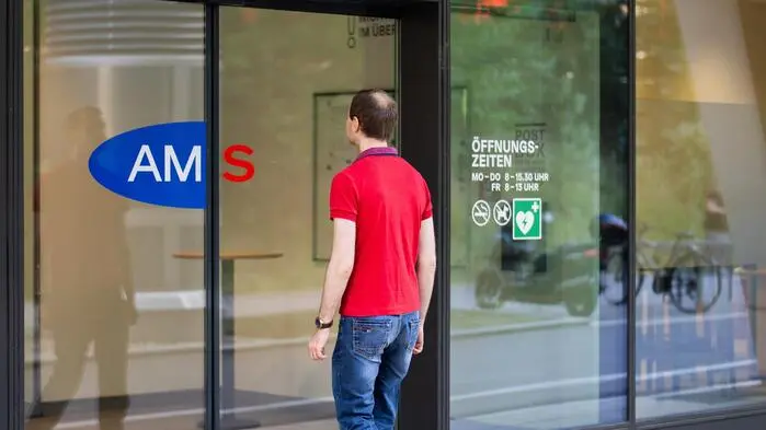 Eingang zu einer AMS-Filiale | Im August mussten noch mehr den Gang zum Arbeitsmarktservice antreten