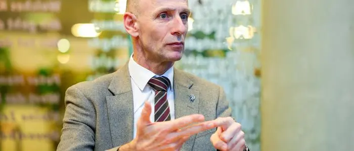 Finanzlandesrat Willibald Ehrenhöfer (ÖVP) im Interview. Im Gespräch zählt er an den Fingern bis drei