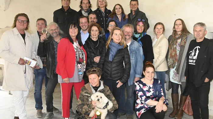 Künstler, Initiatoren und Projektunterstützer waren bei der Eröffnung im Kreuzgang des Stifts Millstatt dabei.