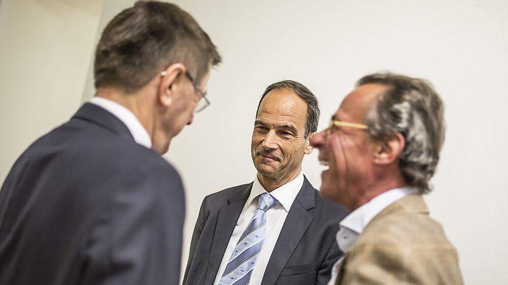 Romed Karré (Bildmitte) mit seinem Anwalt Kurt Klein (links) und Ex-Stadtwerke-Chef Wilhelm Lauer