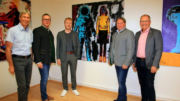 In den vergangenen Jahren vom reinen Abstrakten abgekehrt, finden sich hauptsächlich großformatige Arbeiten mit Gips, Acryl und Ölfarben, Sprayfarben und Kohle sowie moderne Skulpturen aus dem 3D-Drucker in den Räumen in der Köflacher Ludwig-Stampfer-Gasse 2.