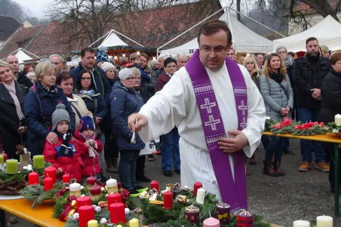 Höhepunkt war die Adventkranzweihe durch Dechant Anton Neger. Klicken Sie sich durch!
