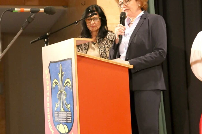 So konnten die beiden Schulleiter Ingrid Zemrosser (NMS) und Barbara Novak von der Polytechnischen Schule (am Foto von rechts) beim Festakt am Dienstag im Kulturhaus, ...