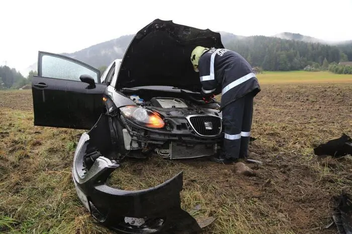 Der Lenker wurde verletzt und musste von Einsatzrkäften des Roten Kreuzes versorgt werden.