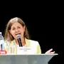 Doris Kampus, SPÖ-Spitzenkandidatin bei der Graz-Wahl, steht hinter einem Tisch, Mikro in der Hand, und gestikuliert mit ihrer linken Hand