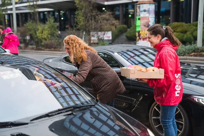 Mit den Autofahrern ins Gespräch kommen: Auch Fiona Fielder (Nationalratsabgeordnete) half mit, Kipferln und Flyer zu verteilen