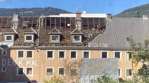 Das Dach, das bei der Kanaltalersiedlung abgetragen wurde, ist asbesthaltig