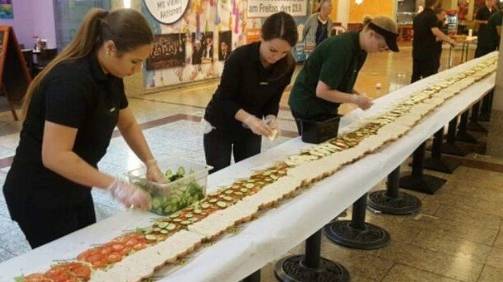 800 Brote sollen das längste Sandwich der Welt ergeben
