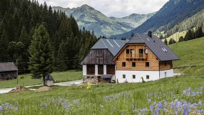 Am Fuße der Wölzer Tauern liegt das Almhaus von Martin Moschitz-Kumar