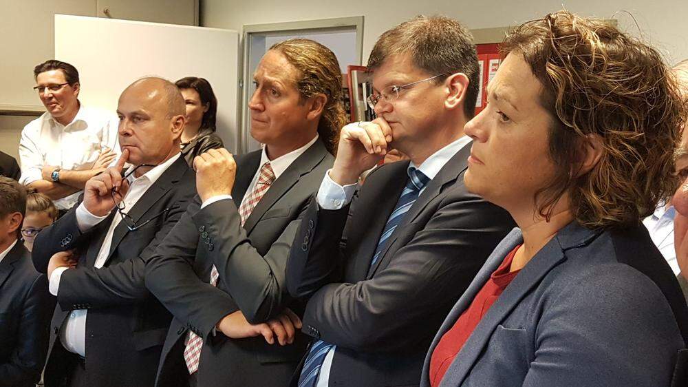 Mit angespannten Gesichtern verfolgte die SPÖ Südoststeiermark die erste Hochrechnung am Wahlsonntag um 17 Uhr