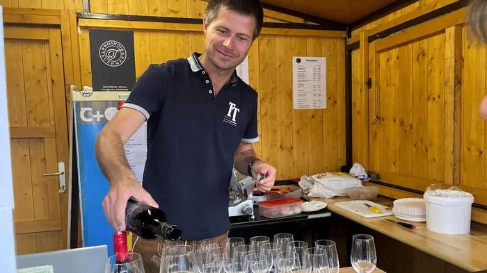 Beim größten Weinfest in der Region kredenzten zwölf Qualitätswinzer aus der Region und dem Südburgenland ihre besten „Tröpferl“. Eine Vielzahl begeisterter Weinliebhaber, darunter Landtagsabgeordneter Lukas Schnitzer und Nidec-Präsident Valter Taranzano, Fürstenfelds neuer Ehrenbürger verkosteten die variantenreiche Weinvielfalt und kulinarischen Schmankerln.