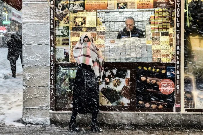 Manche froren ob der für istanbul ungewöhnlich kalten Temperaturen...
