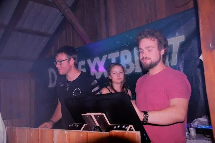 Und gefeiert wurde an den drei Tagen tatsächlich wieder viel, zum Beispiel in der Hafenkneipe, wo es Musik von DJ Nexxtbeat (Manuel Ruprecht, links) gab.