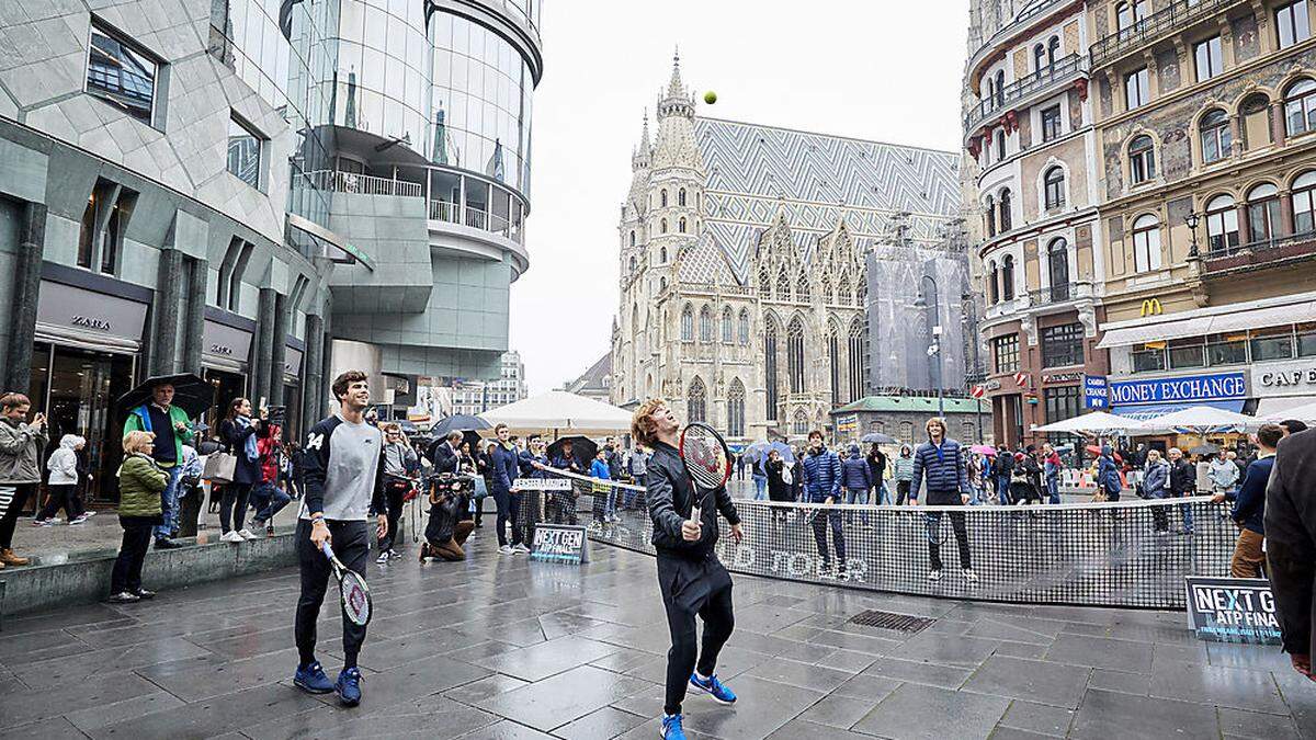 Die vier Tennis-Asse beim Kurzauftritt am Stephansplatz