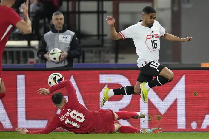 Philipp Mwene 4
Der Defensivmann im Dienste des FSV Mainz schaltete sich immer wieder in die Offensive ein und wirkte spielfreudig. Nach hinten ließ er wie seine Kollegen nicht viel zu.