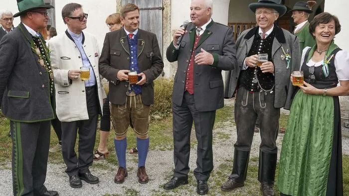 Wechselhaftes Wetter, aber beste Stimmung gab es beim 30. Oberlandler Kirchtag auf der Massenburg in Leoben, zu dem auch Landeshauptmann Hermann Schützenhöfer kam.