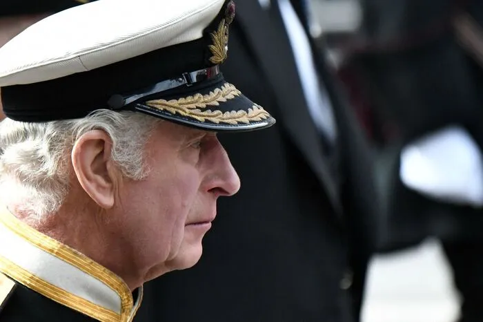 Bereits bei der Prozession, als Mitglieder des Hofes den Sarg von der Westminster Hall zur Westminster Abbey begleiteten, waren dem 73-Jährigen die Gefühle deutlich anzusehen. 